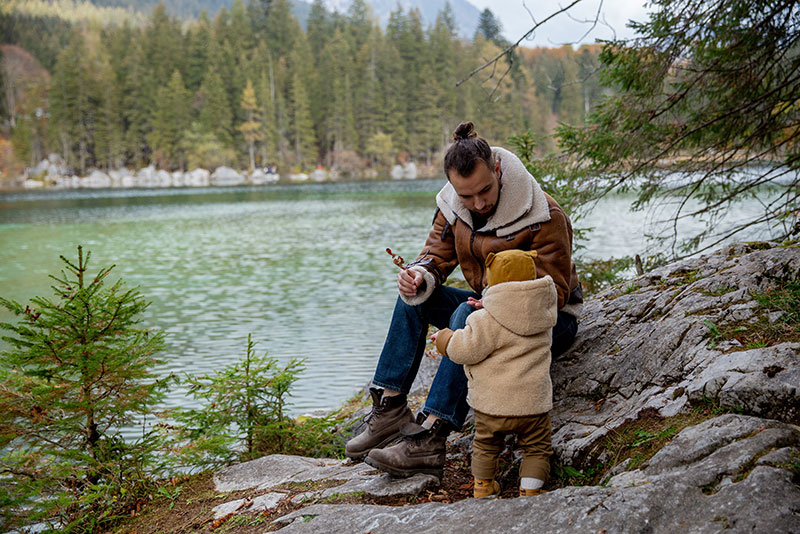 mental-health-foundation-blog-post-helping-childrens-covid-19-anxiety-photograph-of-dad-at-the-lake-with-kid