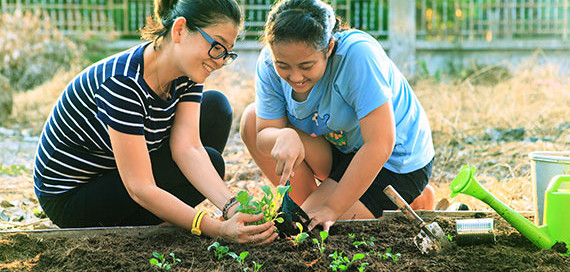 mental-health-foundation-blog-post-mental-gardener-photograph-of-women-gardening-360x570