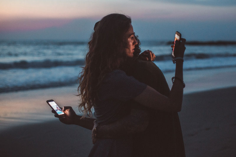 mental-health-foundation-blog-post-mental-health-and-social-media-picture-of-couple-embracing-while-on-phones-800x534