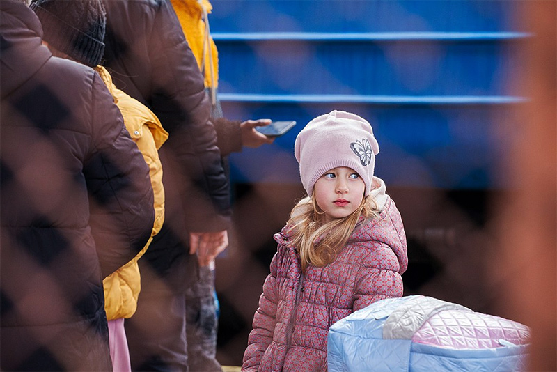 mental health foundation articles how to help ukrainian refugees image of a ukrainian refugee girl in a train station