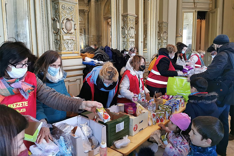 mental health foundation articles how to help ukrainian refugees image of ukrainian refugees accepting donated food and supplies
