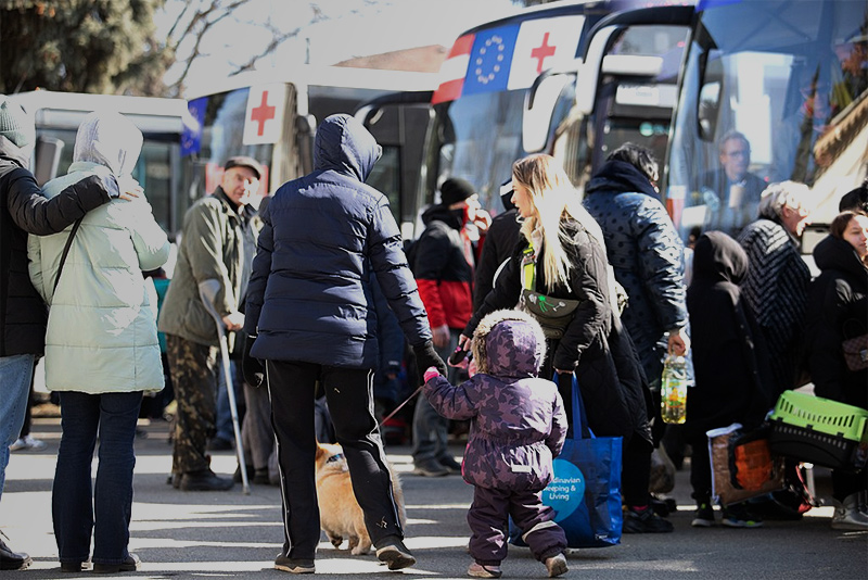 mental health foundation articles how to help ukrainian refugees image of ukrainian refugees at a bus station