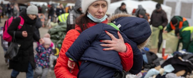 mental health foundation articles how to help ukrainian refugees image of ukrainian refugee woman with child