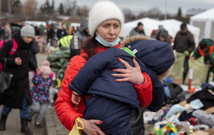 mental health foundation articles how to help ukrainian refugees image of ukrainian refugee woman with child